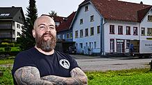Mike Kopp steht vor seiner künftigen Heimatbasis für sein Catering-Unternehmen in Peterzell. In den Räumen seiner Lokalität will er auch ...
