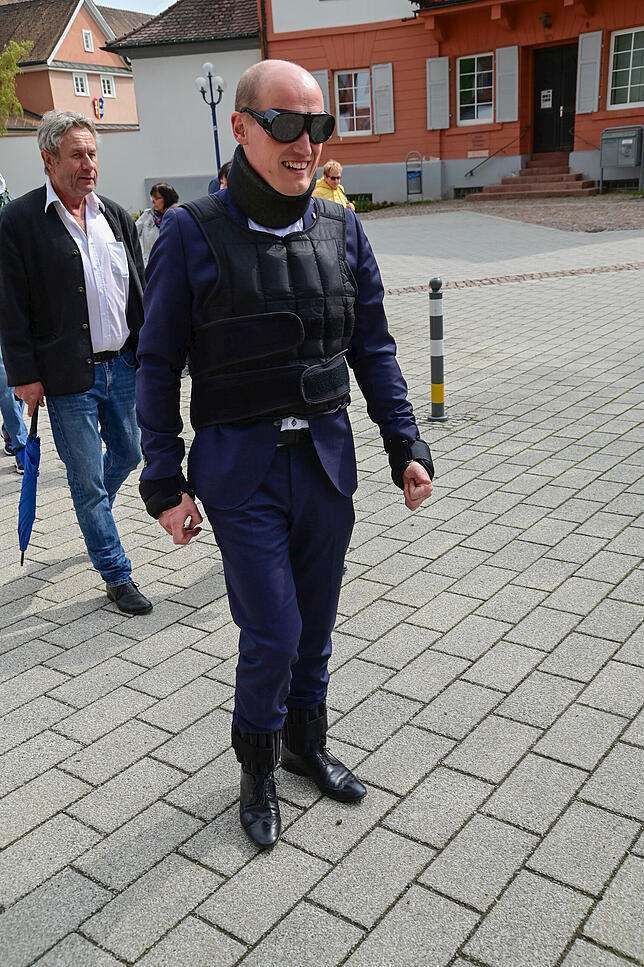 Bürgermeister Jonathan Berggötz hat eine Brille auf, die seine Sicht stark einschränkt und träg einen Alterssimulationsanzug. So ...