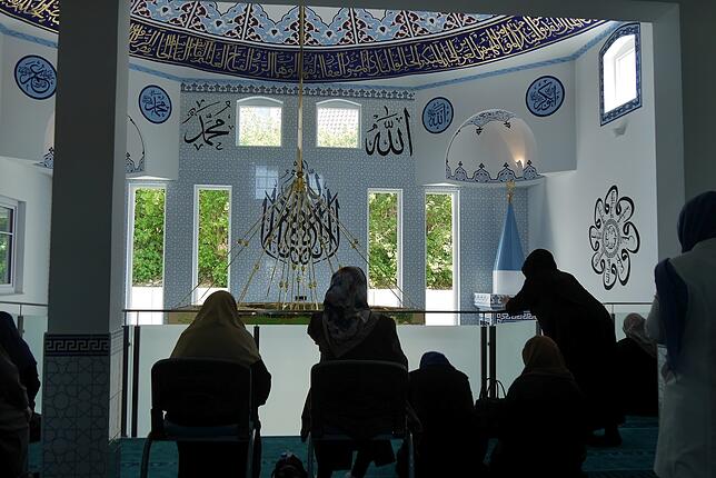 Ein Blick von der Frauen-Empore in den Innenraum der Moschee.