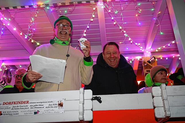 Viel Freude strahlen Umzugssprecher Herbert Simon (links) und Ortsvorsteher Martin Straßacker beim Nachtumzug in Pfaffenweiler aus.