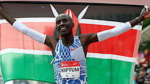 Kelvin Kiptum aus Kenia feiert seinen Weltrekordsieg beim Chicago-Marathon 2023. Wenige Monate später stirbt er bei einem Autounfall in ...