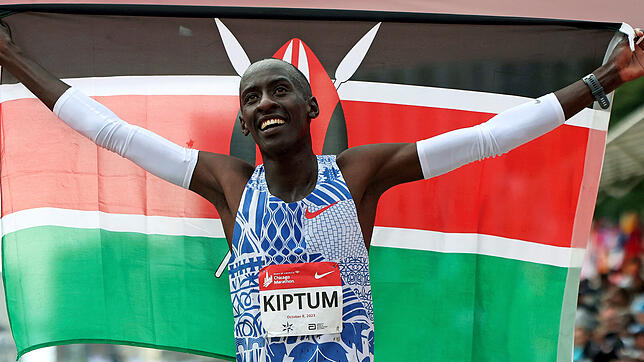 Kelvin Kiptum aus Kenia feiert seinen Weltrekordsieg beim Chicago-Marathon 2023. Wenige Monate später stirbt er bei einem Autounfall in ...