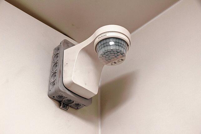 Der Bewegungsmelder gibt der UV-C-Lampe an, ob ein Kunde in der Kabine ist.