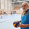 Harald Schuster, Hallenreferent beim Stadtsportverband und Volleyballtrainer, findet die Schänzlehalle oft „unterirdisch versaut“.