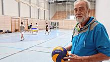 Harald Schuster, Hallenreferent beim Stadtsportverband und Volleyballtrainer, findet die Schänzlehalle oft „unterirdisch versaut“.