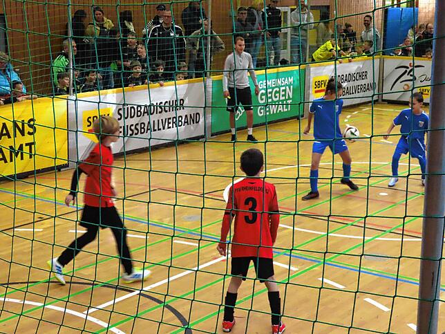 Quirlig ging es im Soccer-Court beim Jugendturnier vom SpVgg Brennet-Öflingen stets zu. Der Soccer-Cup ist zum 20. Mal vom Verein ...