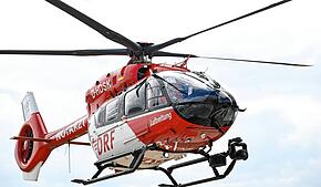 Ein Rettungshubschrauber im Einsatz (Symbolbild). Die Luftrettung kommt bei einem Unfall auf der B500 zum Einsatz.
