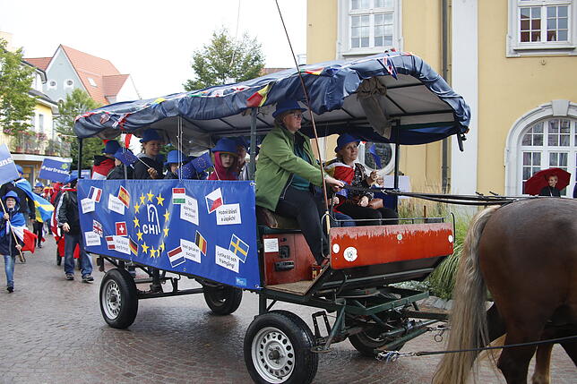 Bild 12: Das bisschen Regen! So bunt und vielfältig war der Festumzug des Reitturniers