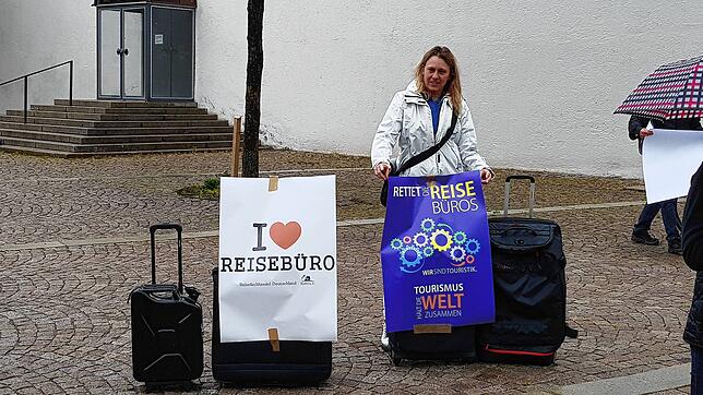 Silke Fischer vom Lufthansa City Center Immenstaad demonstrierte mit anderen Vertretern der Reisebranche in Friedrichshafen.