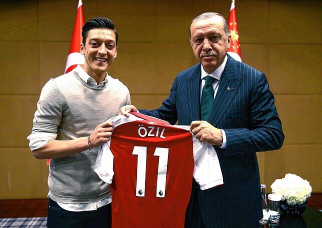 Mesut Özil mit dem türkischen Präsidenten Erdogan im Jahr 2018. Für dieses Bild bekam Özil viel Kritik aus Deutschland