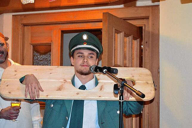 Lee Daniel Läufer hat Probleme mit der Häsordnung. Deshalb muss er vors Narrengericht.