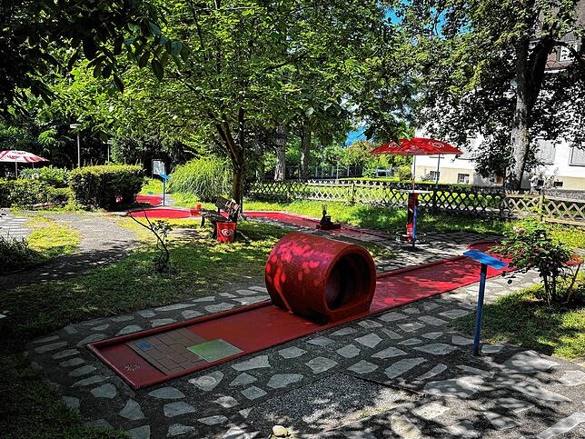 Beim Minigolfplatz Radolfzell warten 18 verschiedene Bahnen auf die Besucher.