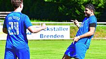 Kantersieg: Amin El-Ghazi (rechts, mit Sidney Strauss) traf – wie schon beim FC Schlüchttal – auch im zweiten Saisonspiel für den TuS ...
