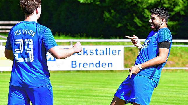 Kantersieg: Amin El-Ghazi (rechts, mit Sidney Strauss) traf – wie schon beim FC Schlüchttal – auch im zweiten Saisonspiel für den TuS ...