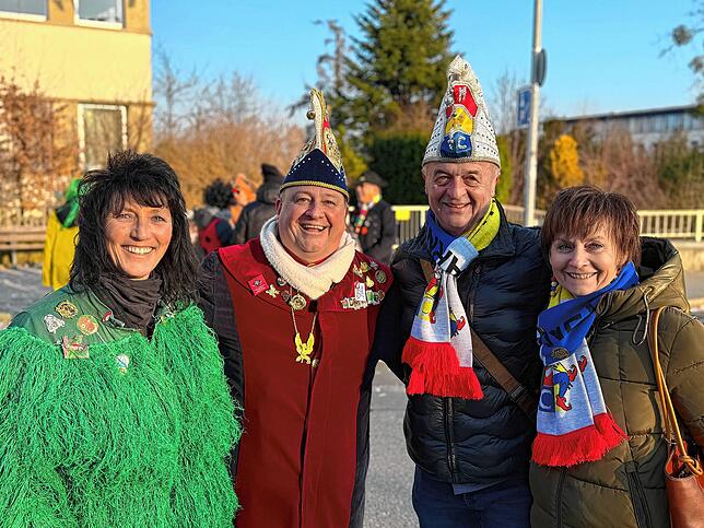 Karl Haller (Zweiter von links), Präsident des Häfler Haupt-Narrenvereins, und Stefan Baum (Zweiter von rechts), Zugmarschall des ...