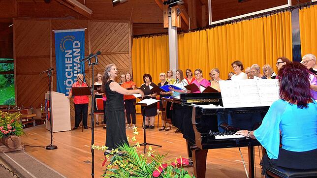 Die Mitglieder des Projektchores unter der Chorleiterin Burga Schall und mit der Pianistin Nelly Ziegler begeistern Besucher im Haus des ...