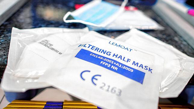 FFP2-Masken sollen dem Träger vor dem Coronavirus schützen. Ob die Masken von Bund und Ländern das wirklich tun, ist fraglich.