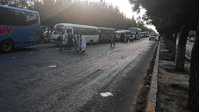 Die Taliban haben die Straßen um den Flughafen blockiert. Die Busse, die hier stehen, kommen nicht weiter, schreibt uns der afghanische ...