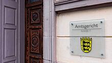 Der Schriftzug &ldquo;Amtsgericht&bdquo; ist auf einem Schild am Eingangsbereich des Gerichts zu sehen. Ein 52-Jähriger, der eine nicht ...