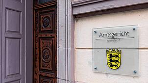 Der Schriftzug &ldquo;Amtsgericht&bdquo; ist auf einem Schild am Eingangsbereich des Gerichts zu sehen. Ein 52-Jähriger, der eine nicht ...