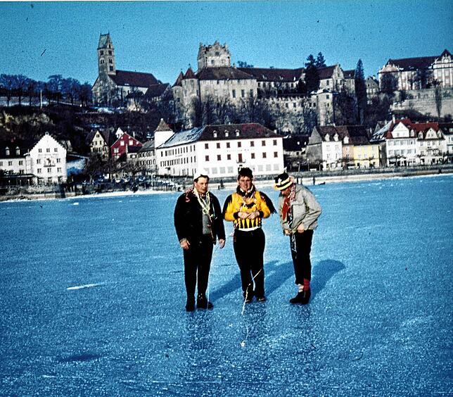 Seegfrörne Konstanz 1963. Hier posieren Arthur Flöß, Robert Frankenhauser und Hermann Messmer vor Meersburg, erzählt Kurt Köberlin.