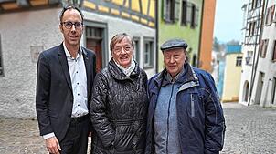 Bürgermeister Frank Harsch (links) lädt zu einer Gedenkfeier wegen des Luftangriffs auf Engen von 1945. Rudolf Stier, hier mit seiner ...