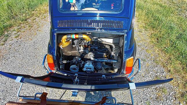 Blick „unter“ die Motorhaube.