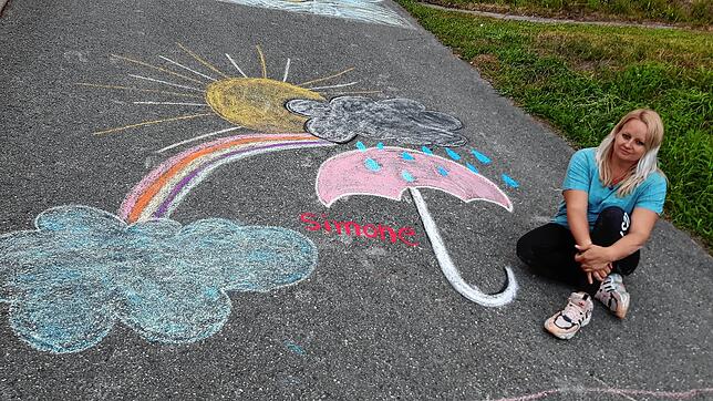 Mit Schirm: Simone (36 Jahre) brachte das Symbol der Corona-Krise auf die Straße: Ein Regenbogen mit Sonne am Ende und einem schützenden ...