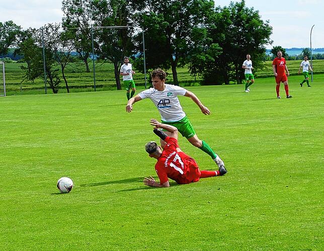 Die teilnehmenden Mannschaften (im Bild der SSC und die DJK aus Donaueschingen) fighten um jeden Ball.