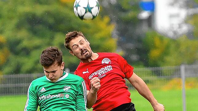 Tor des Tages: Stefan Fels (rechts, gegen Zells Leon Boos) sorgte mit seinem Treffer beim FC Schlüchttal nicht nur für das erste ...