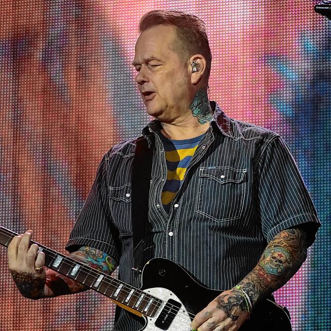 Andreas von Holst, alias Kuddel, an der Gitarre beim Konstanzer Konzert.