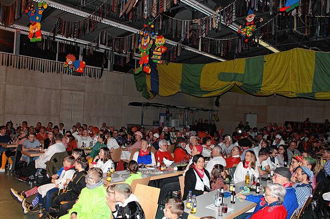 Zum Hemdglonkerball ist die Halle voll.