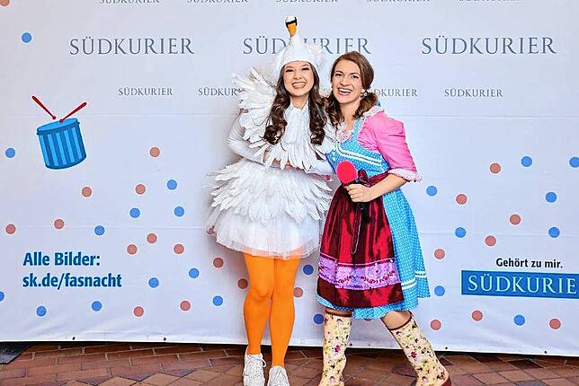 Bild 28: Bilder der SWR-Fasnacht: Narren glänzen vor der SÜDKURIER-VIP-Wand im Konzil