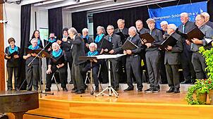 Ein gelungenes Frühlingskonzert bietet der Gesangverein Schönenbach zusammen mit dem Mandolinen-Orchester Hardt. Dirigent Helmut Cromm ...