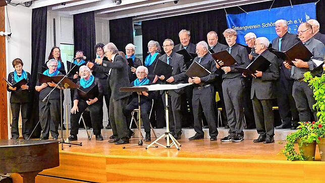 Ein gelungenes Frühlingskonzert bietet der Gesangverein Schönenbach zusammen mit dem Mandolinen-Orchester Hardt. Dirigent Helmut Cromm ...