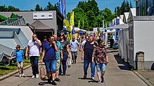 Diese Besucher genießen den Bummel über die Südwestmesse. Das Bild entstand am Mittwoch, 18. Juni. Insgesamt ist in diesem Jahr ein ...