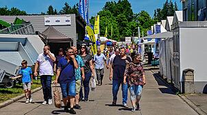 Diese Besucher genießen den Bummel über die Südwestmesse. Das Bild entstand am Mittwoch, 18. Juni. Insgesamt ist in diesem Jahr ein ...