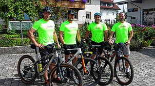 Dominik Rudigier, Frank Albiez, Jan Zimmermann und Dirk Schlageter (von links) radeln als Gruppe Geba die 40-Kilometer-Tour und sind ...
