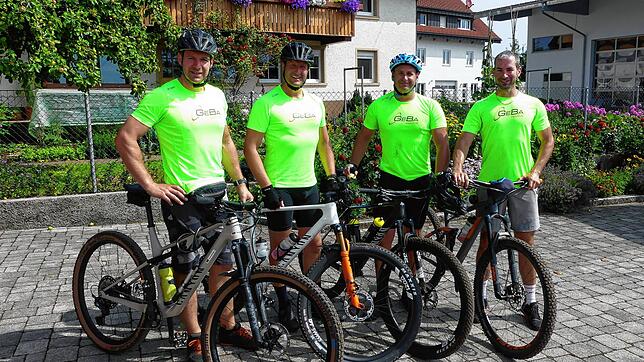 Dominik Rudigier, Frank Albiez, Jan Zimmermann und Dirk Schlageter (von links) radeln als Gruppe Geba die 40-Kilometer-Tour und sind ...