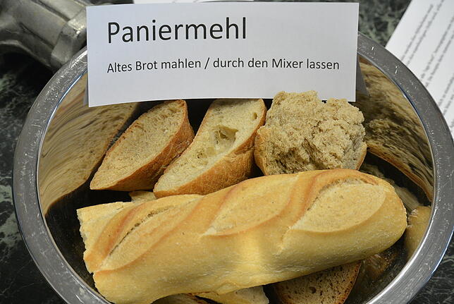 Das einfachste Rezept zum Wiederverwerten von Brot ist, Paniermehl daraus zu machen. Dazu muss altes Brot gemahlen werden.