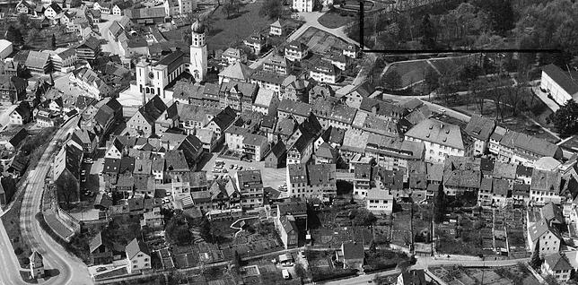 Die Stockacher Oberstadt mit der Kirche St. Oswald links oben im Bild im April 1977.