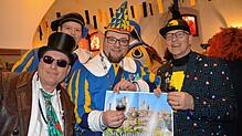 Die Narren sind in Meersburg an der Macht, jetzt kann der Bürgermeister in den Urlaub gehen. Kräuterdoktor Heiko Herp (von links) ...