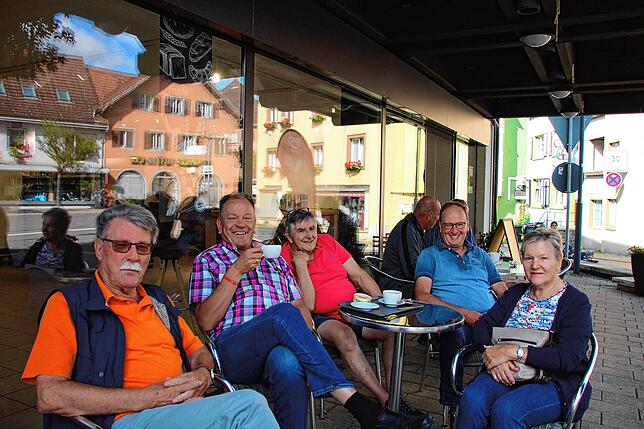 Kaffee und Unterhaltung, sehen und gesehen werden, darüber freut sich diese Gruppe beim Besuch des Lebensmittelladens C & L in der ...