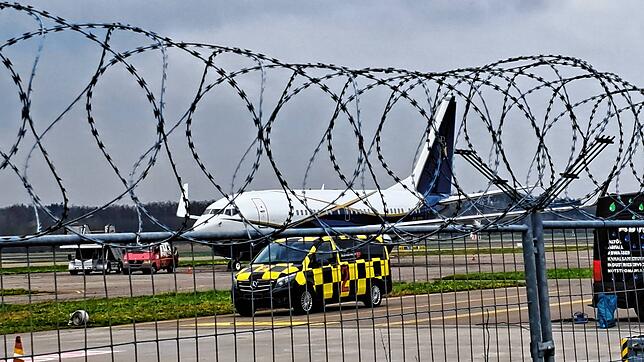 Die Boeing 737 steht am Donnerstagnachmittag, 7. März, auf dem Flughafen Friedrichshafen. Am Abend zuvor ist die Maschine aus Zürich ...