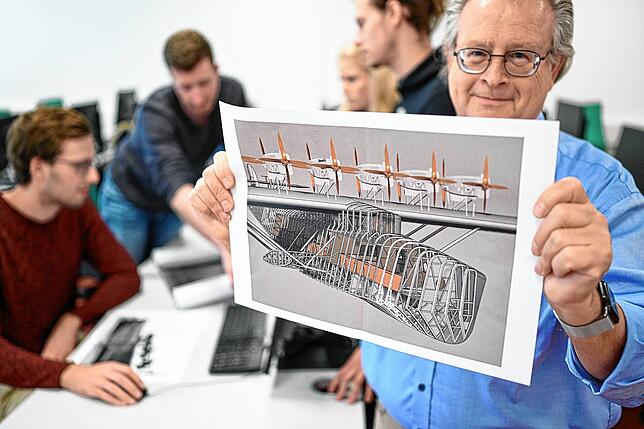 Der Ingenieur und Informatiker Peter Kielhorn zeigt eine Konstruktions-Ansicht des Flugbootes Do X, während Studenten am Bildschirm an ...