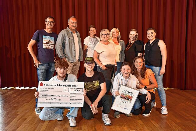 Mit strahlenden Augen hat die Carl-Orff-Schule SBBZ für geistige Entwicklung Villingen ihren Scheck mit 1000 Euro angenommen.