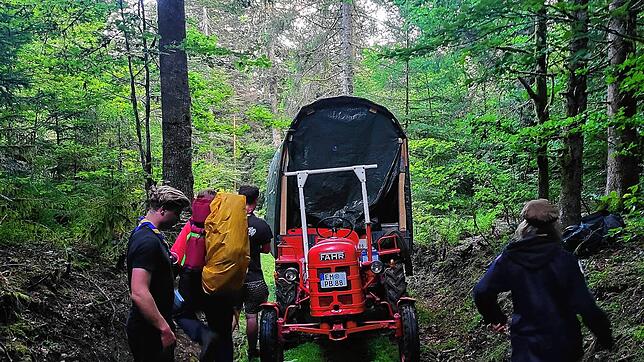 Abkürzungen zu nehmen, ist nicht immer die beste Idee. Der Planwagen der Pfadfinder steckte bald fest. Foto: Patrick Löffler