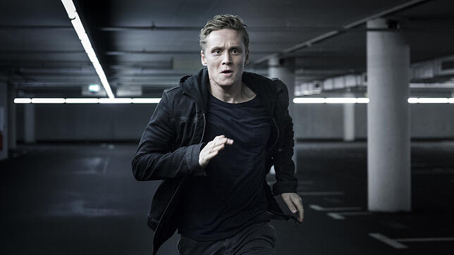 Matthias Schweighöfer in einer Szene von &bdquo;You Are Wanted&ldquo;.