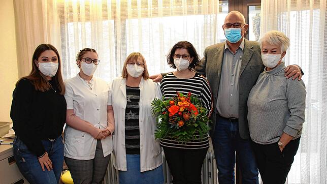 Mit strahlenden Augen nimmt die neue Fachärztin für Allgemeinmedizin, Stefanie Ruch (mit Blumen), die Glückwünsche des Praxisteams ...