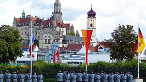 Das Gelöbnis des Artilleriebataillons 295, stationiert in Stetten am kalten Markt, fand auf dem Festplatz vor der großartigen ...
